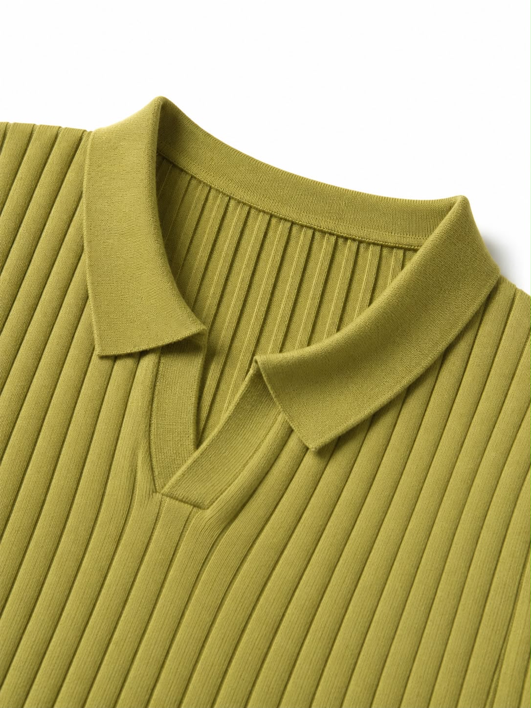 Polo de canalé texturizado con cuello en V