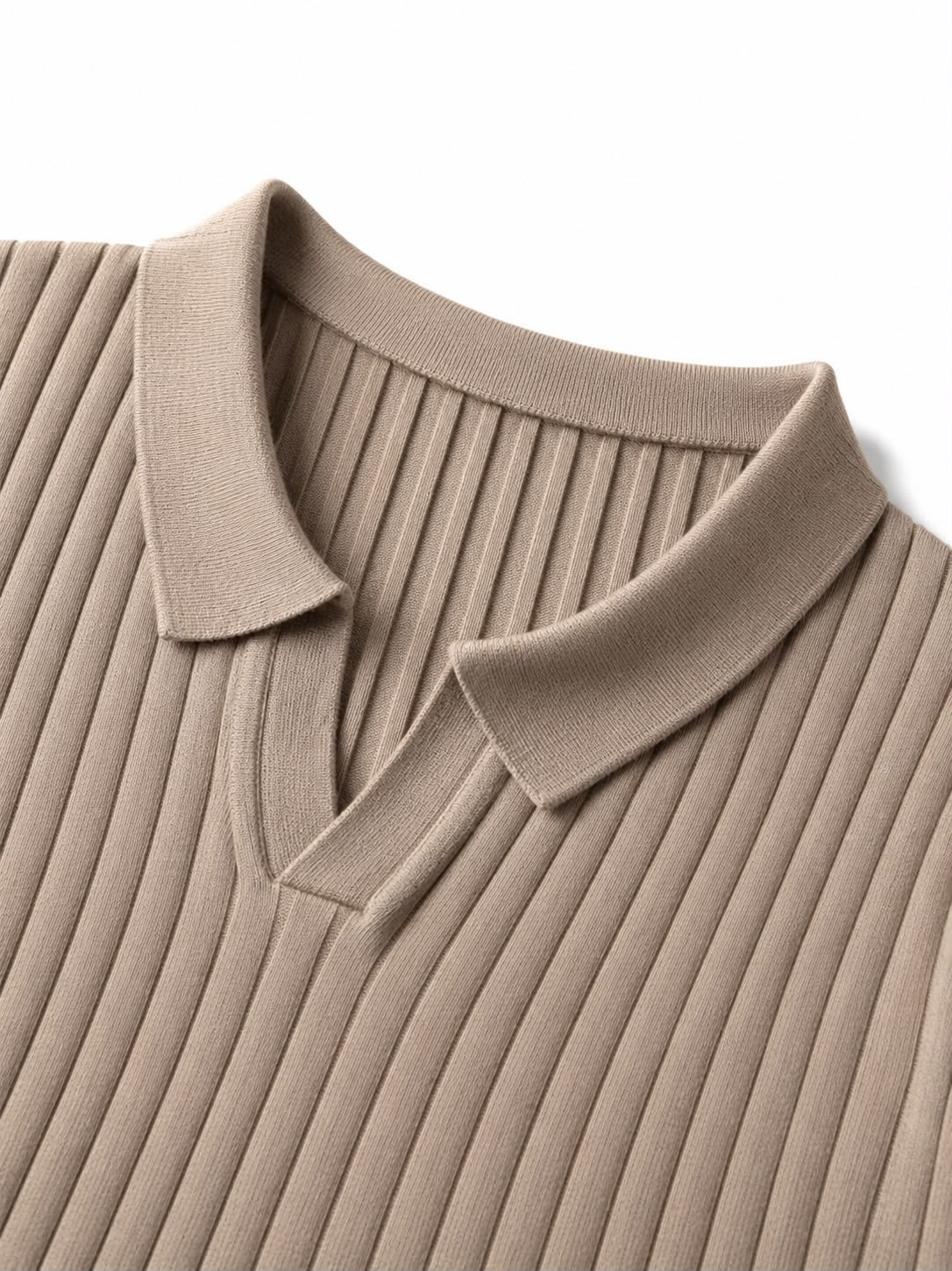 Polo de canalé texturizado con cuello en V